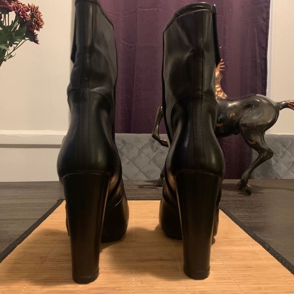 HP💎- Balenciaga Two Toned Black Leather Boots - Picture 5 of 13